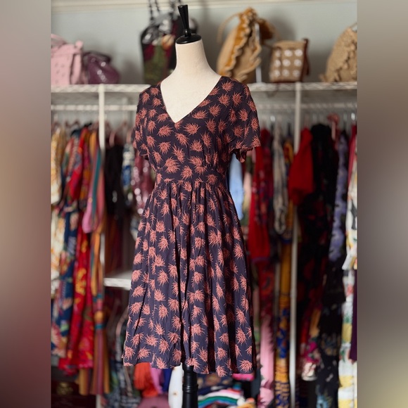 French Connection V-Neck Floral Fit & Flare Dress in Black and Coral sz 6 - Picture 2 of 4